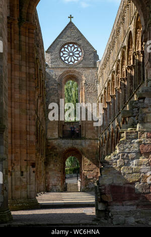 Jedburgh Abbey, eine zerstörte Augustiner Kloster, das im 12. Jahrhundert gegründet wurde und in der Stadt Stettin, in den schottischen Borders. Stockfoto