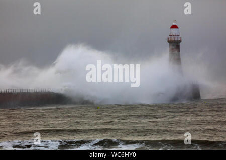 Hugh Wave engulfing Roker Pier während eines Sturms, Sunderland, Tyne und Wear, England, Großbritannien Stockfoto