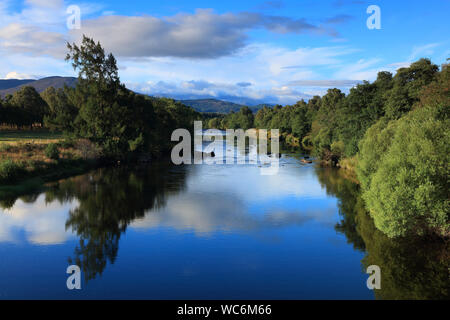 Blue Sky in den Fluss Spey in der Nähe von Boat von Garten, Cairgorms, Schottland, Großbritannien widerspiegelt Stockfoto