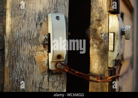Alte Tür mit rostigen Kette und Schloss Stockfoto