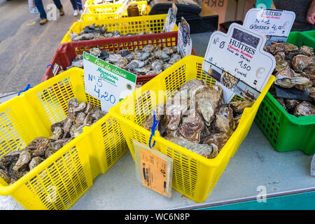 La Rochelle, Frankreich - Mai 07, 2019: Verkauf von Austern auf dem Markt in La Rochelle, Frankreich Stockfoto