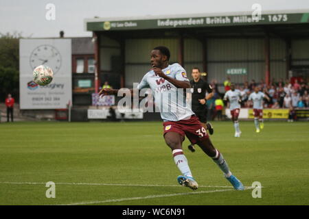 CREWE, ENGLAND, May 27 th Keinan Davis von Aston Villa auf der Kugel während der carabao Pokalspiel zwischen dem Crewe Alexandra und Aston Villa Alexandra Stadium, Crewe am Dienstag, den 27. August 2019. (Foto: Simon Newbury | MI Nachrichten) nur die redaktionelle Nutzung, eine Lizenz für die gewerbliche Nutzung erforderlich. Keine Verwendung in Wetten, Spiele oder einer einzelnen Verein/Liga/player Publikationen. Foto darf nur für Zeitung und/oder Zeitschrift redaktionelle Zwecke Credit: MI Nachrichten & Sport/Alamy Live-Nachrichten verwendet werden. Stockfoto