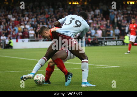 CREWE, ENGLAND, May 27 th Keinan Davis von Aston Villa Schlachten für die Kugel mit Eddie Nolan von Crewe Alexandra während der carabao Pokalspiel zwischen dem Crewe Alexandra und Aston Villa Alexandra Stadium, Crewe am Dienstag, den 27. August 2019. (Foto: Simon Newbury | MI Nachrichten) nur die redaktionelle Nutzung, eine Lizenz für die gewerbliche Nutzung erforderlich. Keine Verwendung in Wetten, Spiele oder einer einzelnen Verein/Liga/player Publikationen. Foto darf nur für Zeitung und/oder Zeitschrift redaktionelle Zwecke Credit: MI Nachrichten & Sport/Alamy Live-Nachrichten verwendet werden. Stockfoto