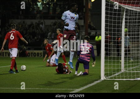 CREWE, ENGLAND, May 27 th Keinan Davis von Aston Villa feiert sein Ziel (4-0) während der carabao Pokalspiel zwischen dem Crewe Alexandra und Aston Villa Alexandra Stadium, Crewe am Dienstag, den 27. August 2019. (Foto: Simon Newbury | MI Nachrichten) nur die redaktionelle Nutzung, eine Lizenz für die gewerbliche Nutzung erforderlich. Keine Verwendung in Wetten, Spiele oder einer einzelnen Verein/Liga/player Publikationen. Foto darf nur für Zeitung und/oder Zeitschrift redaktionelle Zwecke Credit: MI Nachrichten & Sport/Alamy Live-Nachrichten verwendet werden. Stockfoto