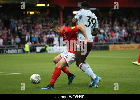 CREWE, ENGLAND, May 27 th Keinan Davis von Aston Villa Schlachten für die Kugel mit Eddie Nolan von Crewe Alexandra während der carabao Pokalspiel zwischen dem Crewe Alexandra und Aston Villa Alexandra Stadium, Crewe am Dienstag, den 27. August 2019. (Foto: Simon Newbury | MI Nachrichten) nur die redaktionelle Nutzung, eine Lizenz für die gewerbliche Nutzung erforderlich. Keine Verwendung in Wetten, Spiele oder einer einzelnen Verein/Liga/player Publikationen. Foto darf nur für Zeitung und/oder Zeitschrift redaktionelle Zwecke Credit: MI Nachrichten & Sport/Alamy Live-Nachrichten verwendet werden. Stockfoto