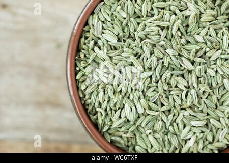 Fenchel Samen in Schüssel auf Holz- Oberfläche Stockfoto