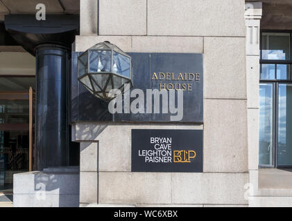 Fabrikschild des internationalen Anwaltskanzlei Bryan Cave Leighton Paisner außerhalb seiner London headquaerters Büros in Adelaide House in der Stadt London EC4 Stockfoto