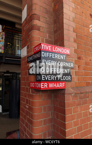 Schild an einer Wand an OXO Tower Wharf auf der South Bank der Ufer der Themse in Southwark, London SE1 kreative Werbung London Geschäfte Stockfoto