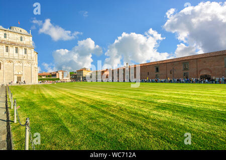 Touristen Line up an der Piazza del Duomo, oder Platz der Wunder in der toskanischen Stadt von Pisa Italien, wie Sie den Schiefen Turm und der Kathedrale besuchen. Stockfoto