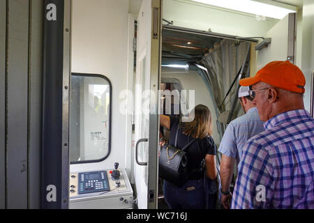 Orlando, FL/USA -8/22/19: Menschen warten auf ein jetway Board, ein Flugzeug zu. Stockfoto