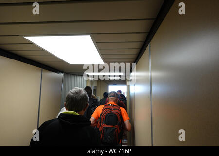 Orlando, FL/USA -8/22/19: Menschen zu Fuß auf einem jetway an Bord eines Flugzeugs. Stockfoto