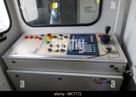 Orlando, FL/USA -8/22/19: Das Bedienfeld die jetway, um das Flugzeug zu bewegen, nach der Ankunft und vor dem Abflug. Stockfoto