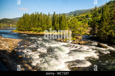 Fjord in der Nähe von Bergen, kleinen Insel, Fichte, Stromschnellen, große Steine, blauer Himmel, Nord-Norwegen, Norwegen, Skandinavien, Europa, Bergen, NOCH, Reisen, Tourismus, destinati Stockfoto