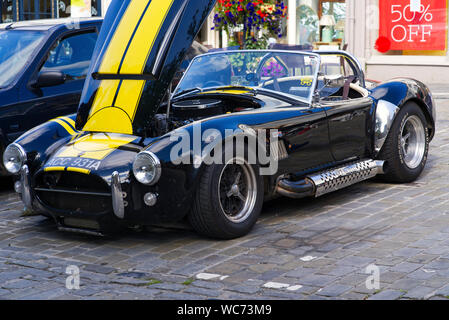 AC Cobra Replica Dax 2009 mit der bei geöffneter Haube geparkt. Stockfoto