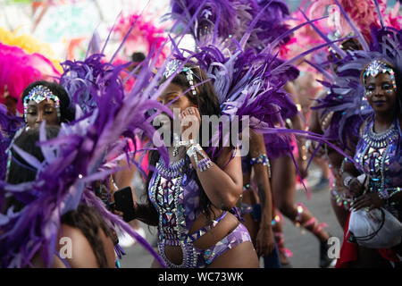 Tänzerin Federn am Notting Hill Carnival in London, der größten Straße Karneval in Europa tragen Stockfoto