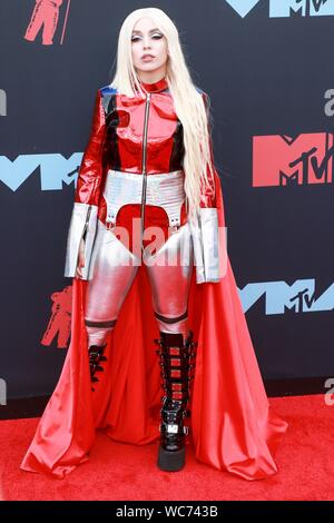 Newark, NJ, USA. 26 Aug, 2019. Ava Max bei Ankünften für 2019 MTV Video Music Awards - Ankünfte 3, Prudential Center, Newark, NJ 26 August, 2019. Credit: Jason Mendez/Everett Collection/Alamy leben Nachrichten Stockfoto