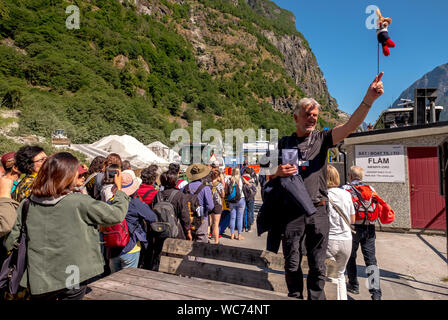 Reiseführer mit Maskottchen an der Berghütte Station, Berge, Baustelle, Baufahrzeuge, Sand, Hügel, Gudvangen, Sogn og Fjordane, N Stockfoto