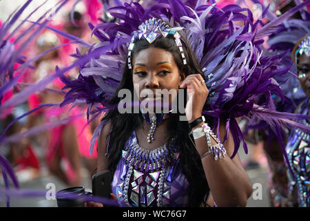 Tänzerin Federn am Notting Hill Carnival in London, der größten Straße Karneval in Europa tragen Stockfoto