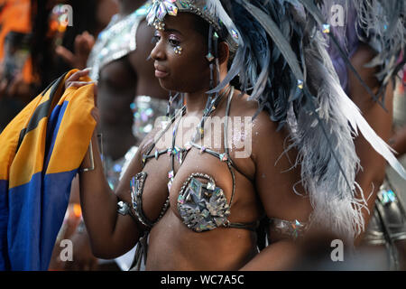 Tänzerin Federn am Notting Hill Carnival in London, der größten Straße Karneval in Europa tragen Stockfoto