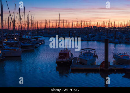 La Rochelle, Frankreich - 13. Mai 2019: Sonnenuntergang im Hafen von 57 von La Rochelle, Frankreich Stockfoto