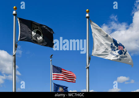 Bewaffneten dienst Fahnen wehen in der Nähe der amerikanischen Flagge einschließlich der Marine Semper Paratus logo. Die MIA-POW-Flag für Missing in Action und Kriegsgefangenen Stockfoto