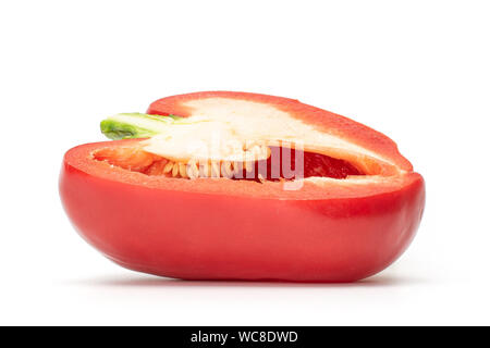 Die Hälfte der Red Paprika auf weißem Hintergrund Stockfoto