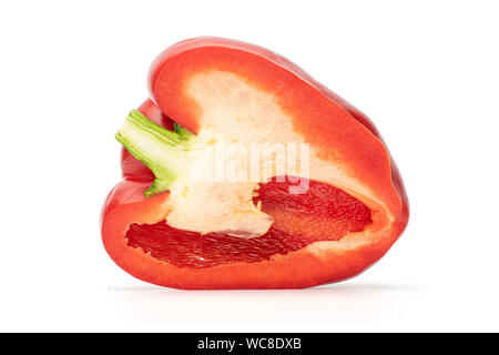 Die Hälfte der Red Paprika Querschnitt auf weißem Hintergrund Stockfoto