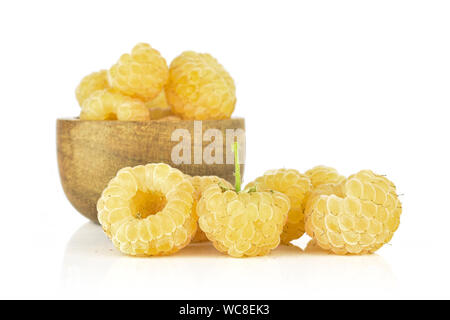 Menge ganze frische goldene Himbeere hymalayan in Houten auf weißem Hintergrund Stockfoto