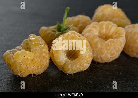 Menge ganze frische goldene Himbeere hymalayan am grauen Stein Stockfoto