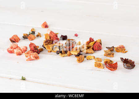 Viele Stücke von Lavendel Strawberry Ice Tea auf weißem Holz Stockfoto