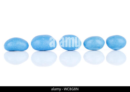 Gruppe von fünf ganze Blau gezuckerte Mutter Dragiermaschinen u.a. in Linie auf weißem Hintergrund Stockfoto