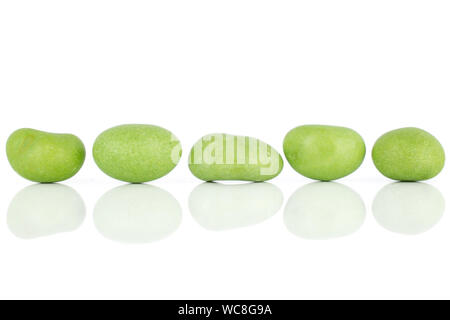 Gruppe von fünf Ganze grüne gezuckerte Mutter Dragiermaschinen u.a. auf weißem Hintergrund Stockfoto