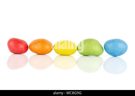 Gruppe von fünf ganze gezuckerte Mutter Dragiermaschinen u.a. Rainbow auf weißem Hintergrund Stockfoto