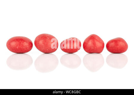 Gruppe von fünf Ganze rote gezuckerte Mutter Dragiermaschinen u.a. auf weißem Hintergrund Stockfoto