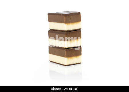 Gruppe von drei ganzen Mellow 2 farbige nougat Stück übereinander auf weißem Hintergrund Stockfoto