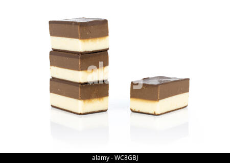 Gruppe von vier ganze Mellow 2 farbige nougat Stück auf weißem Hintergrund Stockfoto