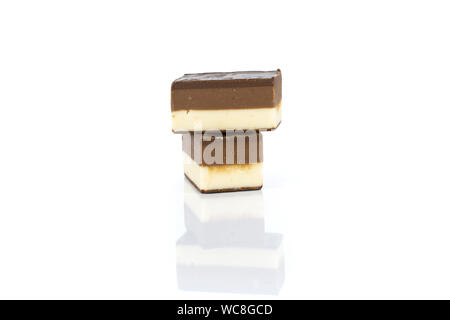 Gruppe von zwei ganzen Mellow 2 farbige nougat Stück auf weißem Hintergrund Stockfoto