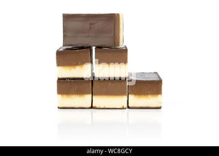 Gruppe von sechs ganze Mellow 2 farbige nougat Stück auf weißem Hintergrund Stockfoto