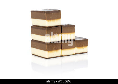Gruppe von sechs ganze Mellow 2 farbige nougat Stück auf weißem Hintergrund Stockfoto