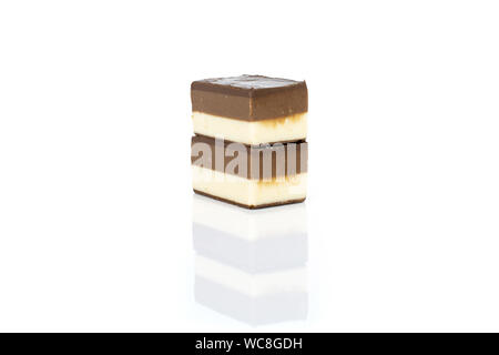 Gruppe von zwei ganzen Mellow 2 farbige nougat Stück übereinander auf weißem Hintergrund Stockfoto