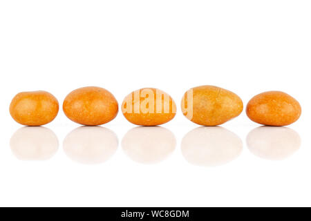Gruppe von fünf ganze Orange gezuckerte Mutter Dragiermaschinen u.a. auf weißem Hintergrund Stockfoto