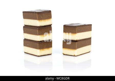 Gruppe von fünf ganze Mellow 2 farbige nougat Stück auf weißem Hintergrund Stockfoto