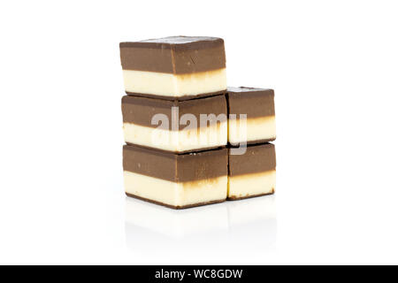 Gruppe von fünf ganze Mellow 2 farbige nougat Stück auf weißem Hintergrund Stockfoto