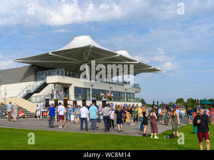 Badewanne Pferderennbahn, Lansdown, Badewanne, Somerset, England, UK-Blick auf racegoers und Landridge im Hintergrund stehen. Stockfoto