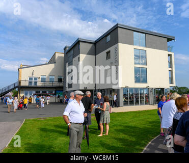 Badewanne Pferderennbahn, Lansdown, Badewanne, Somerset, England, UK - Blick auf den Kelston stehen und racegoers. Stockfoto