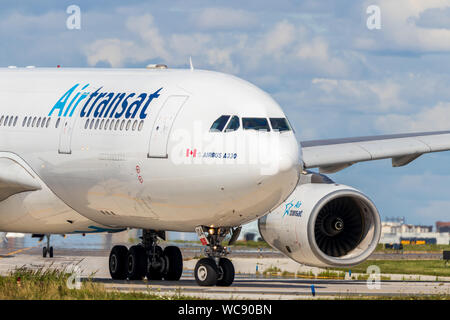 Air Transat Airbus A330 auf der Rollbahn an der Toronto Pearson Intl. Flughafen. Stockfoto