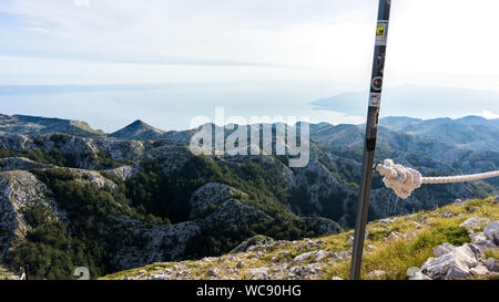 Makarska, Kroatien - 13. August 2019: Landschaft der schönen Biokovo Gebirge und steinigen Weg mit Seil Zaun Stockfoto
