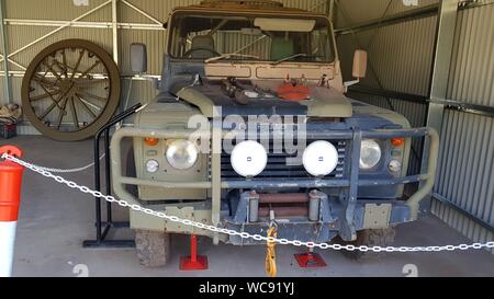 Australische Armee Land Rover 110 Art.Nr. 48-001. Dieses Fahrzeug wurde von großen Les Hiddins während der Dreharbeiten in den späten 1980er Jahren Bush Tucker Mann TV-Serie verwendet. Stockfoto