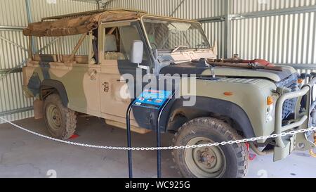 Australische Armee Land Rover 110 Art.Nr. 48-001. Dieses Fahrzeug wurde von großen Les Hiddins während der Dreharbeiten in den späten 1980er Jahren Bush Tucker Mann TV-Serie verwendet. Stockfoto