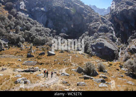 Wanderer auf der wunderschönen Laguna Churup Trail, Huascaran Nationalpark, Huaraz, Peru Stockfoto